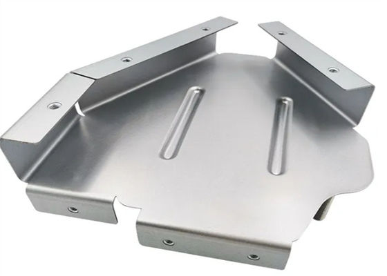 Servizi di lavorazione di metallo per la fabbricazione di lamiere di alluminio